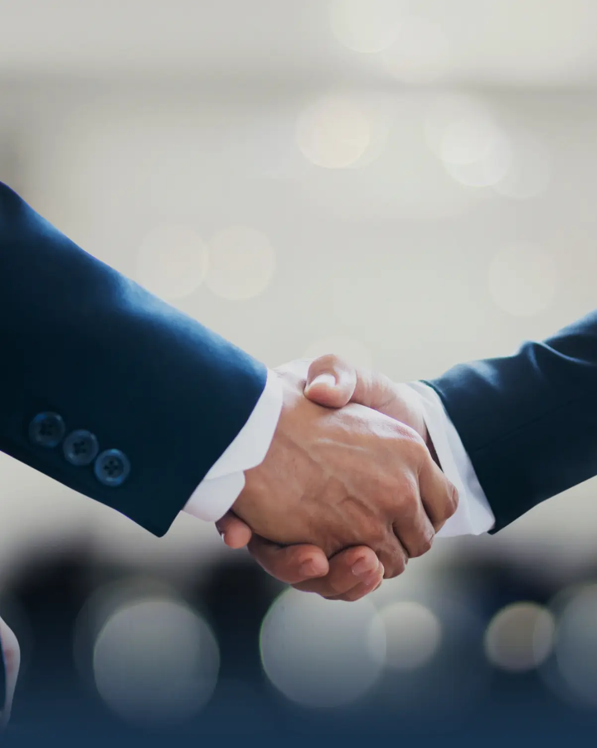 Apretón de manos formalizando acuerdo de asesoría financiera para diseñar una estrategia de protección patrimonial personalizada